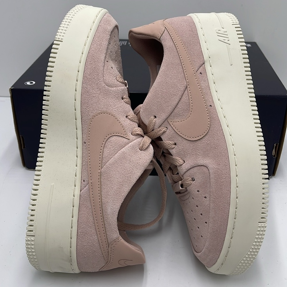 Nike WMNS Air Force 1 Sage Low
Platform Sneakers
Particle Beige/Phant
AR5339-201 - Picture 11 of 16